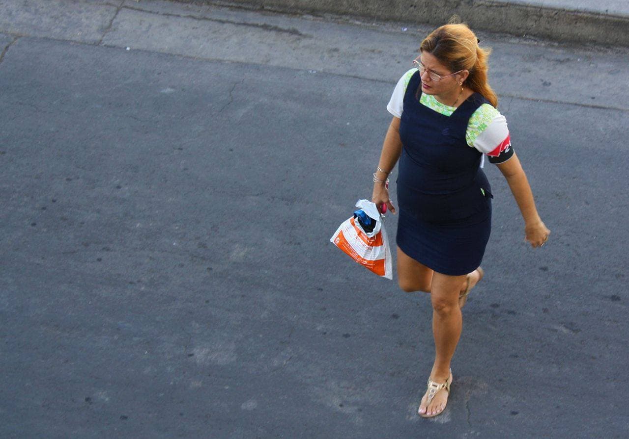 Los vecinos llevan brazaletes negros y rojos, por solicitud del gobierno local.