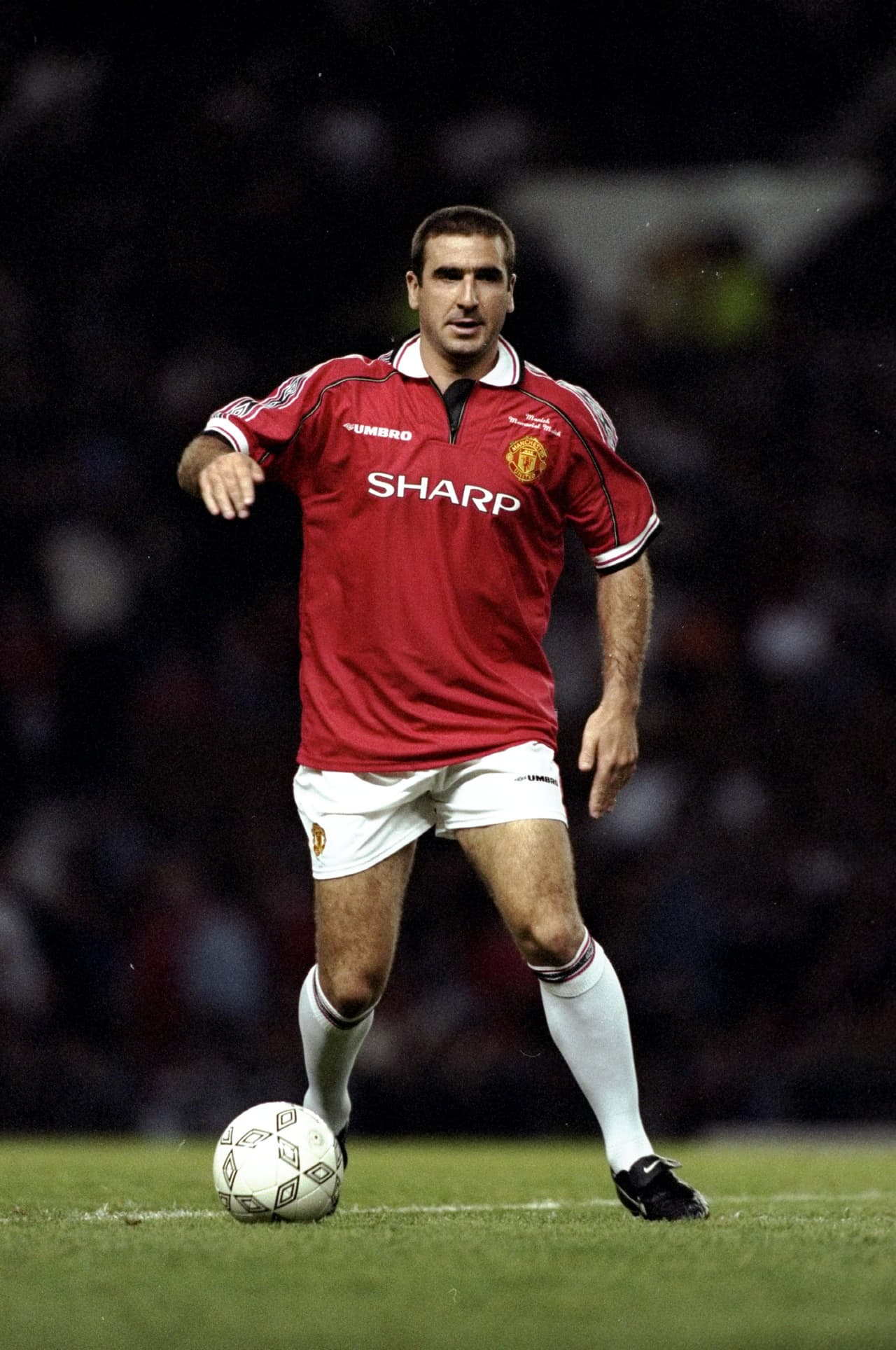 El francés Eric Cantona fue una de las grandes figuras del Manchester United y de la selección de su país. Su velocidad, fuerza y manejo de balón demolían defensas.