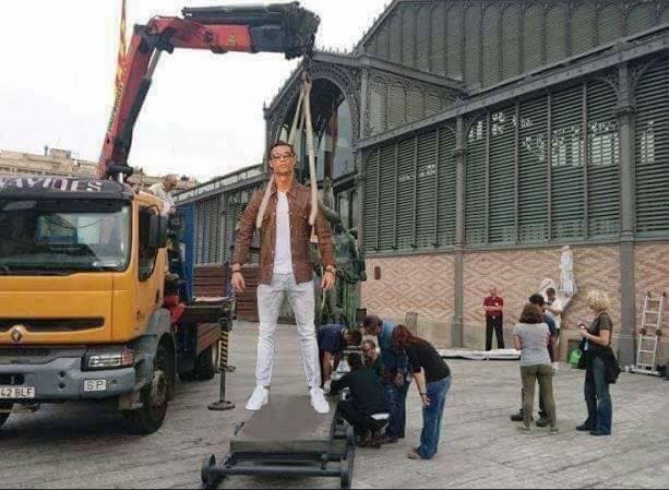 Cristiano Ronaldo compartió en redes sociales una imagen junto a su nuevo automóvil, pero los usuarios poca atención le prestaron a su nueva adquisición y aprovecharon para burlarse de su pose frente a la cámara con memes llenos de humor en situaciones hilarantes.