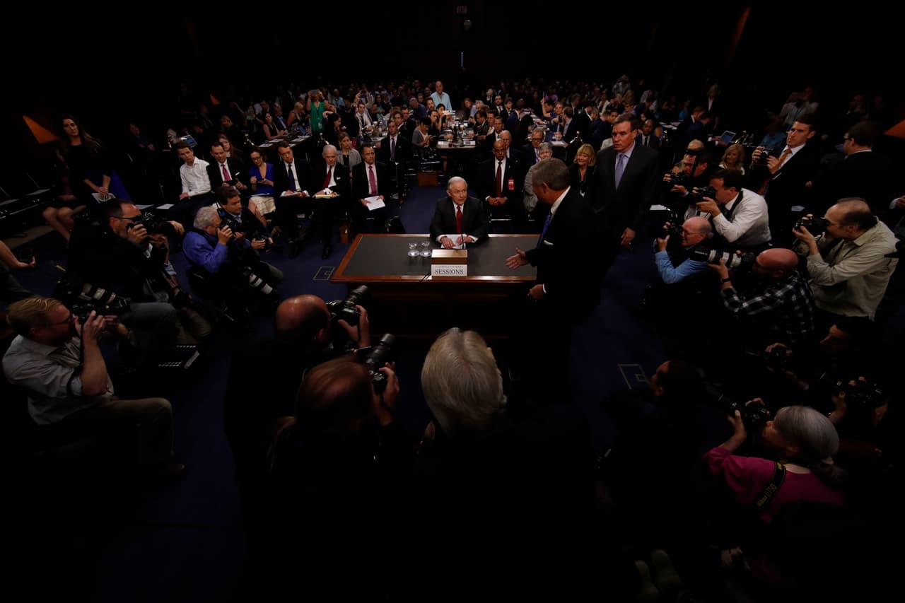 "No sé nada sobre si Donald Trump quiere despedir al fiscal especial Muller. Yo le tengo confianza al fiscal especial", aseguró Jeff Sessions.
<br>