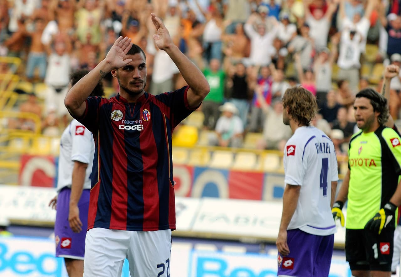 A pesar de haber jugado para la Fiorentina, Osvaldo fue adquirido por el humilde Bolonia: apenas iba cortando cadenas y creciendo contra la miseria, como dice la canción del rockero argentino Miguel Mateos.