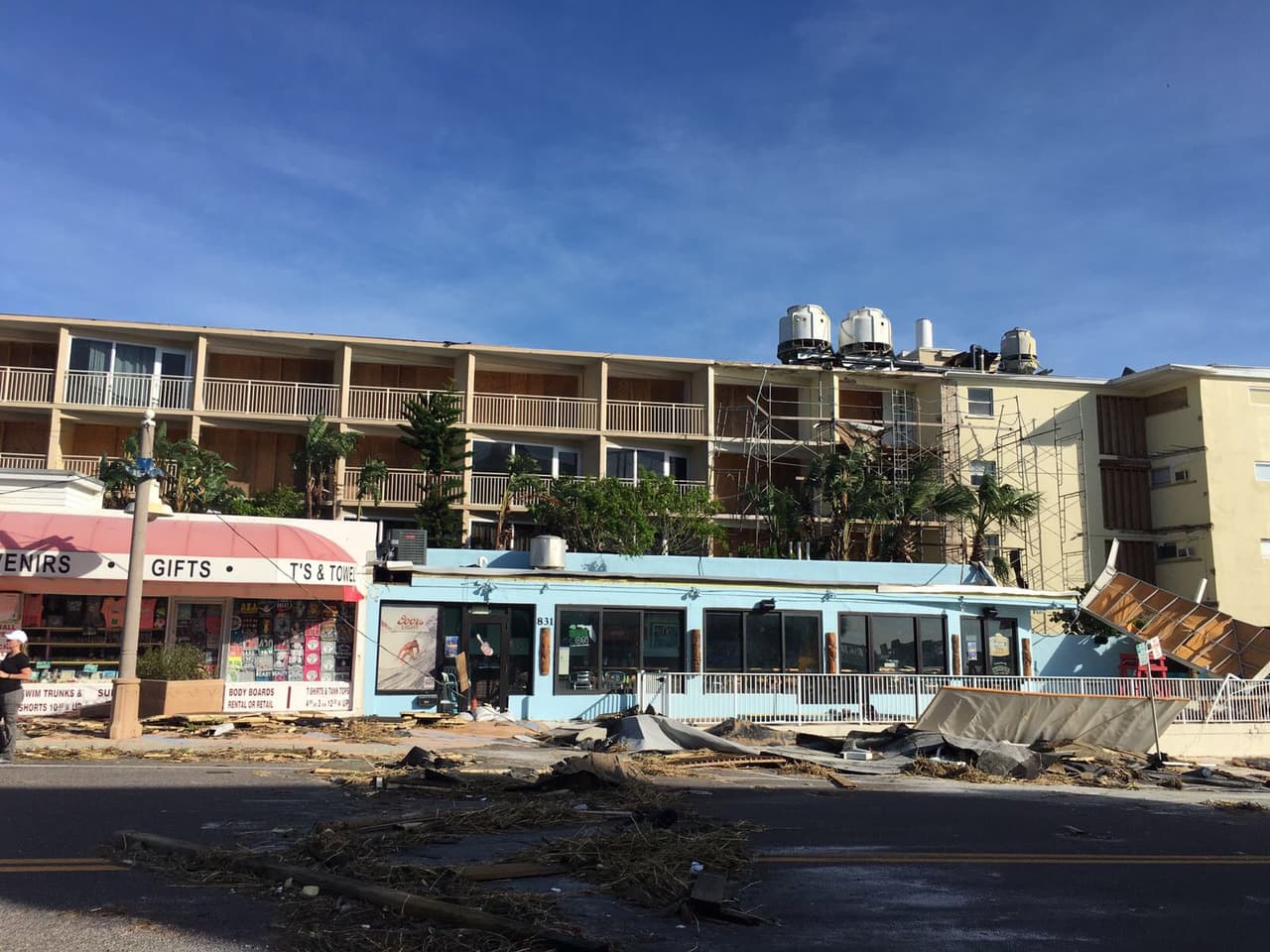 Matthew no llegó a tocar tierra en Florida pero sus vientos y lluvias provocaron inundaciones y desperfectos en el litoral del estado.