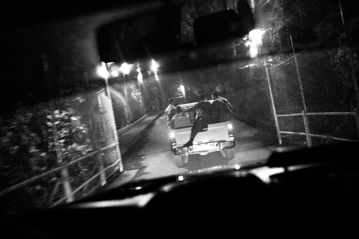 El operativo policial realizado la noche del 24 de mayo en el departamento de Sonsonate, El Salvador, tenía como objetivo arrestar a los miembros de la Mara Salvatrucha que habían ocupado las viviendas de los vecinos de la zona. Según la Policía Nacional Civil decenas de habitantes de los cantones Los Alemanes y Talcumulca, en el municipio de Izalco, habían sido expulsados de sus viviendas. En el año 2016 Sonsonate tuvo la tercera tasa de homicidios más alta del país entre municipios de más de 50 mil habitantes.