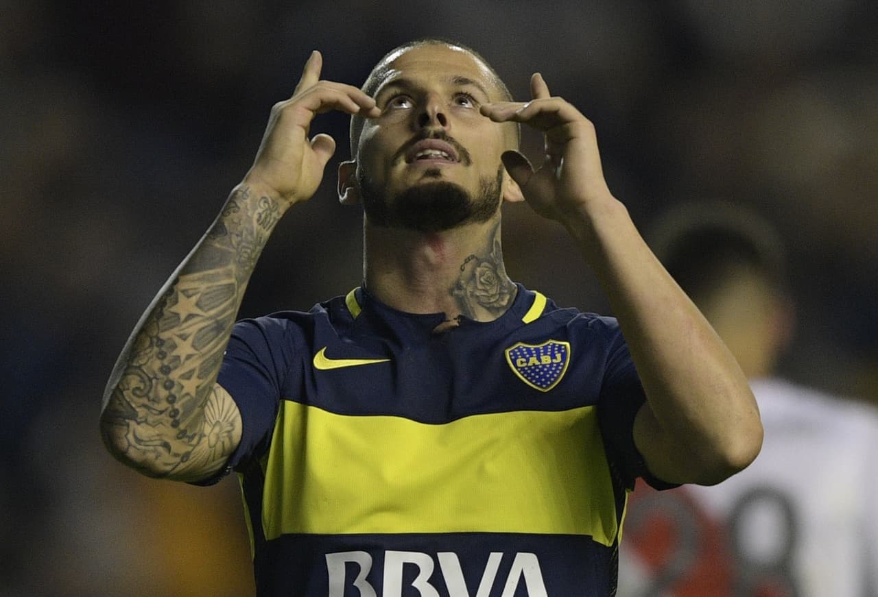 Boca Juniors' forward Dario Benedetto reacts after missing goal opportunity against River Plate during their Argentina first division football match at the La Bombonera stadium in Buenos Aires, on May 14, 2017. / AFP PHOTO / JUAN MABROMATA (Photo credit should read JUAN MABROMATA/AFP/Getty Images)