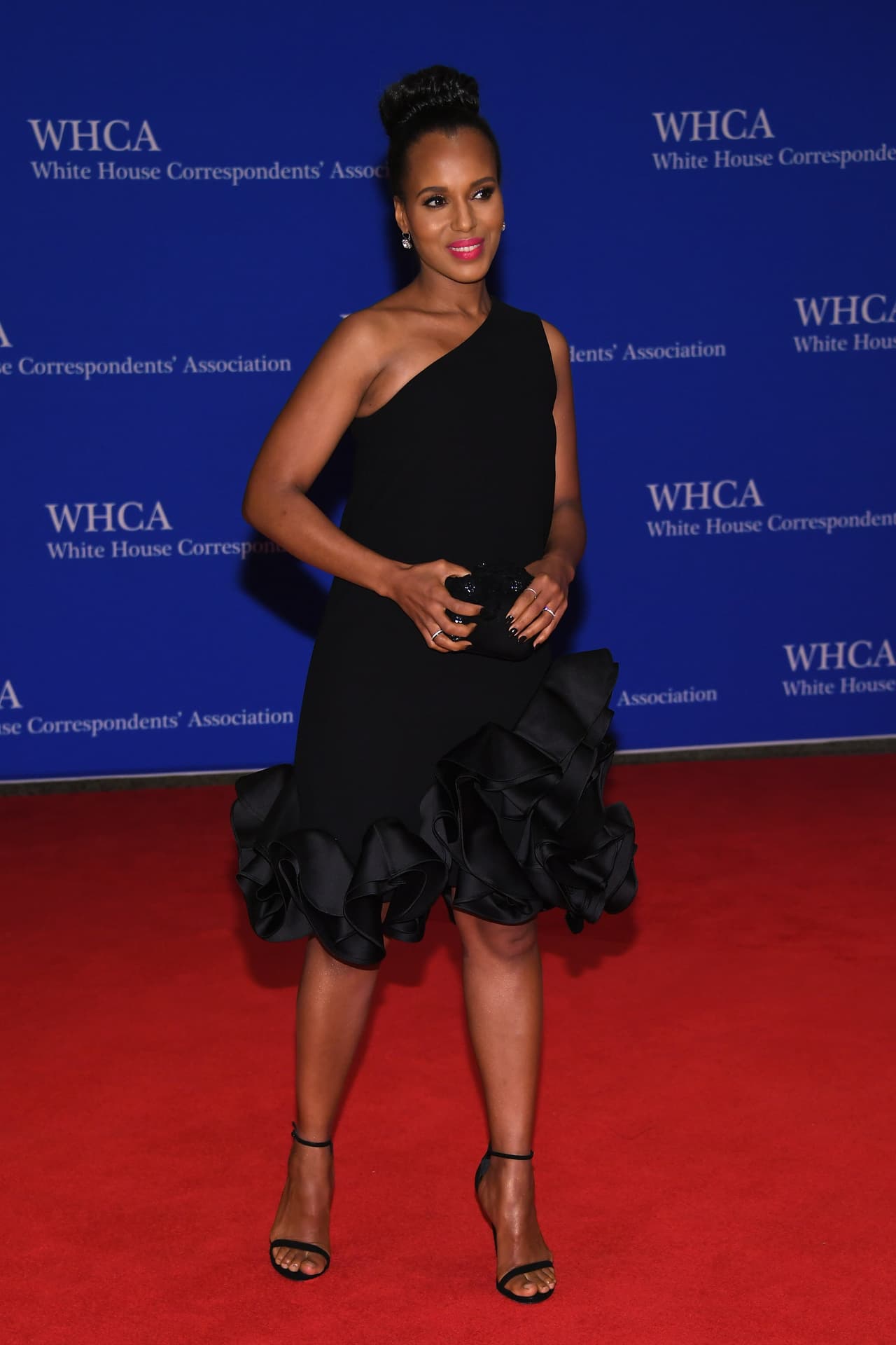 A juzgar por los trajes de la mayoría de las invitadas, la cena de la Asociación de Corresponsales era un evento que demanda ir de traje largo, sin embargo, mientras unas iban como si se tratara de los mismísimos Premios Oscar, otras, como Kerry Washington simplemente decidieron llevar un vestido, (diseñado por Victoria Beckham), de cóctel a media rodilla. Quizás los organizadores no especificaron bien el protocolo, pero como dicen las abuelas siempre es mejor ir overdress (más elegante) que underdress (menos elegante que el resto).