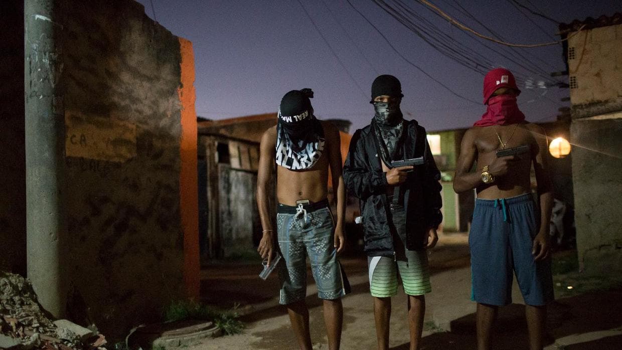 Jóvenes traficantes posan en una favela.