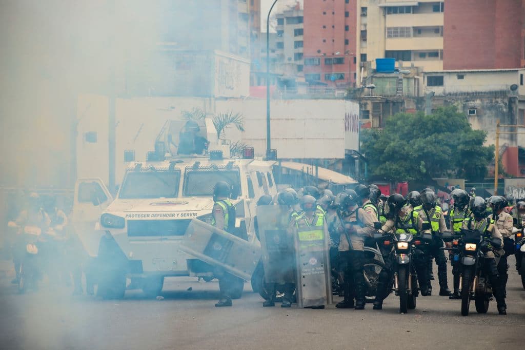 Con tanquetas y rejillas metálicas la policía intentó frenar la protesta de este jueves, que nuevamente terminó en enfrentamientos con los opositores. Al mismo tiempo, un helicóptero de la policía sobrevolaba la zona donde se desarrollaba la manifestación. Ronaldo Schemidt/AFP/Getty Images