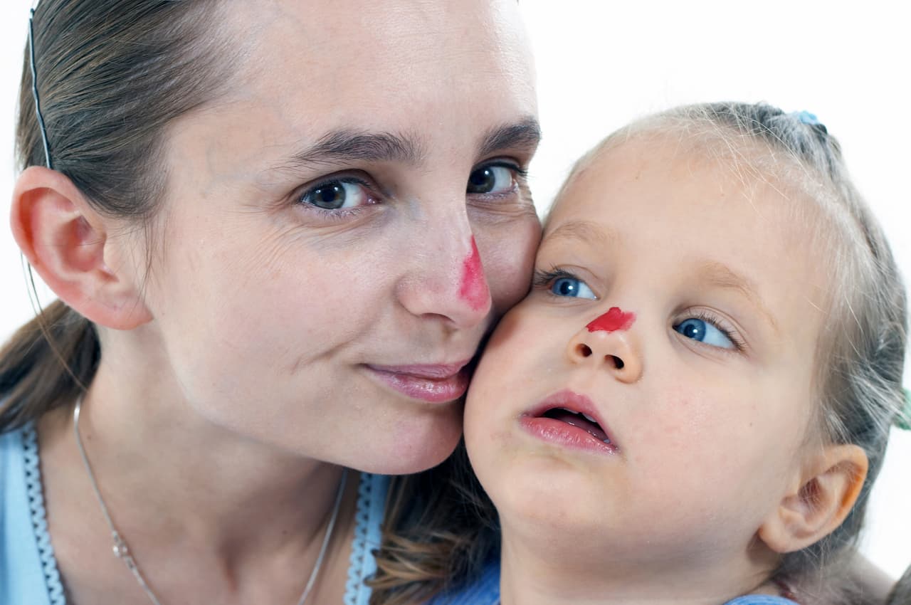 Con el delineador negro, dibuja un triángulo en la punta de la nariz y rellénalo.