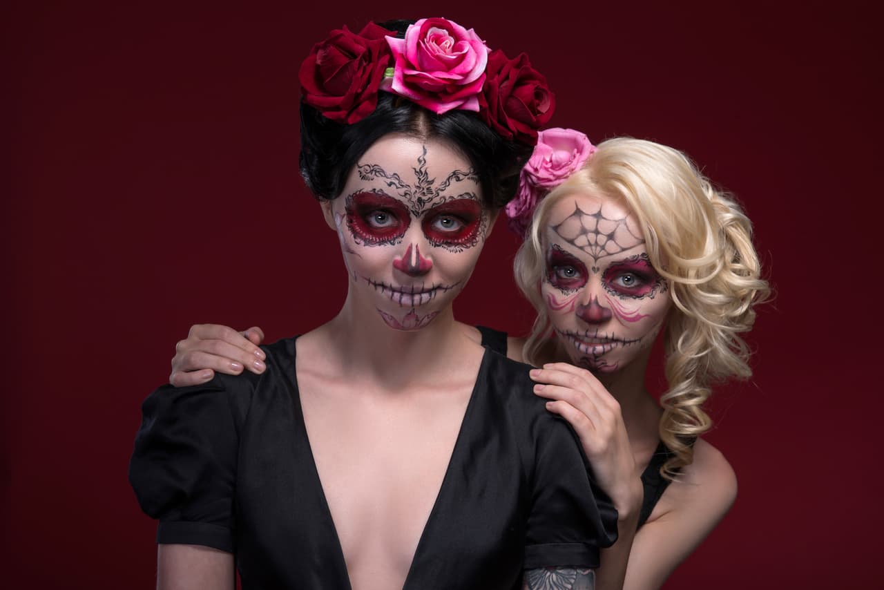 Si quieres lucir preciosa y tradicional este Halloween, ¡nada como disfrazarte de catrina!