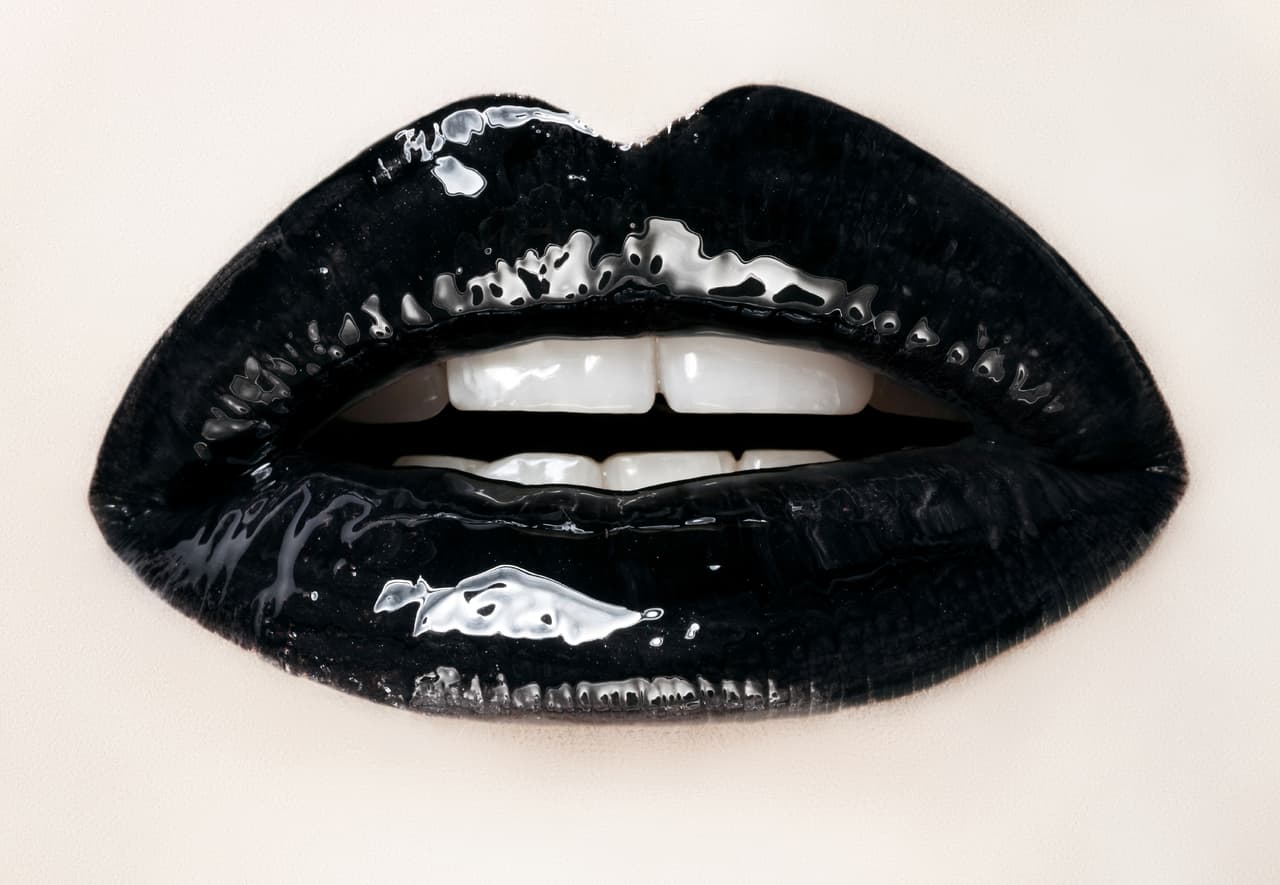 Para los labios, también usa el delineador. Asimismo, rellena.