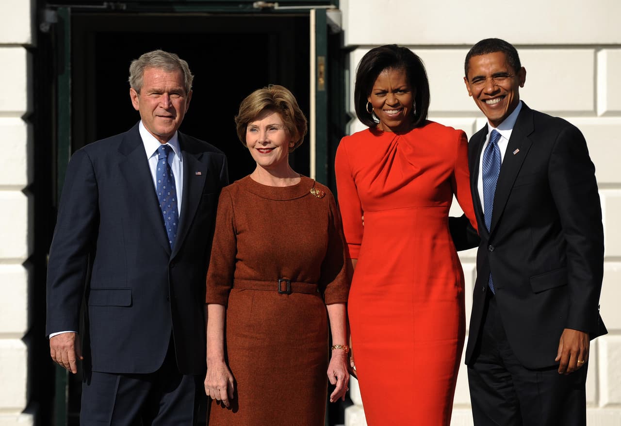 El retrato entre los esposos Bush y los Obama en el empalme de las funciones presidenciales.