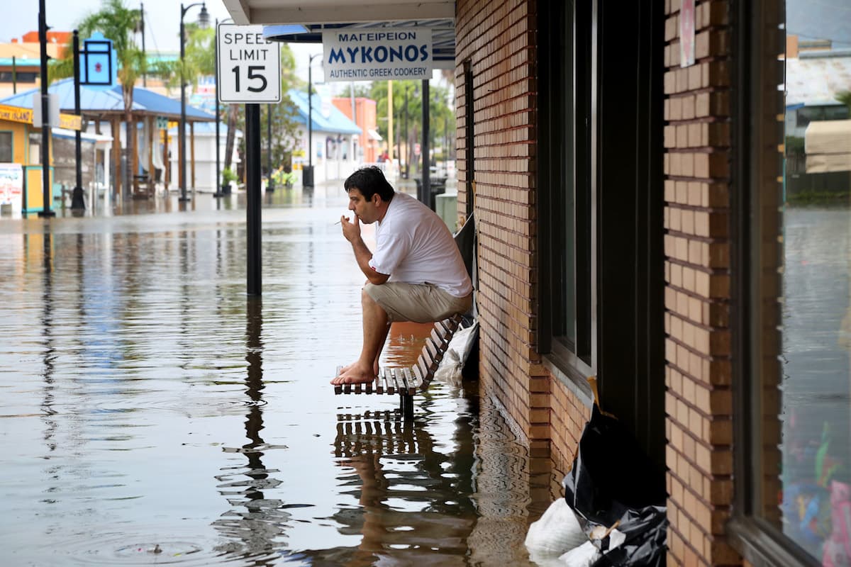 Las fuertes lluvias comienzan a traer problemas de acumulación de aguas en las ciudades de la costa del golfo de México, en Florida
