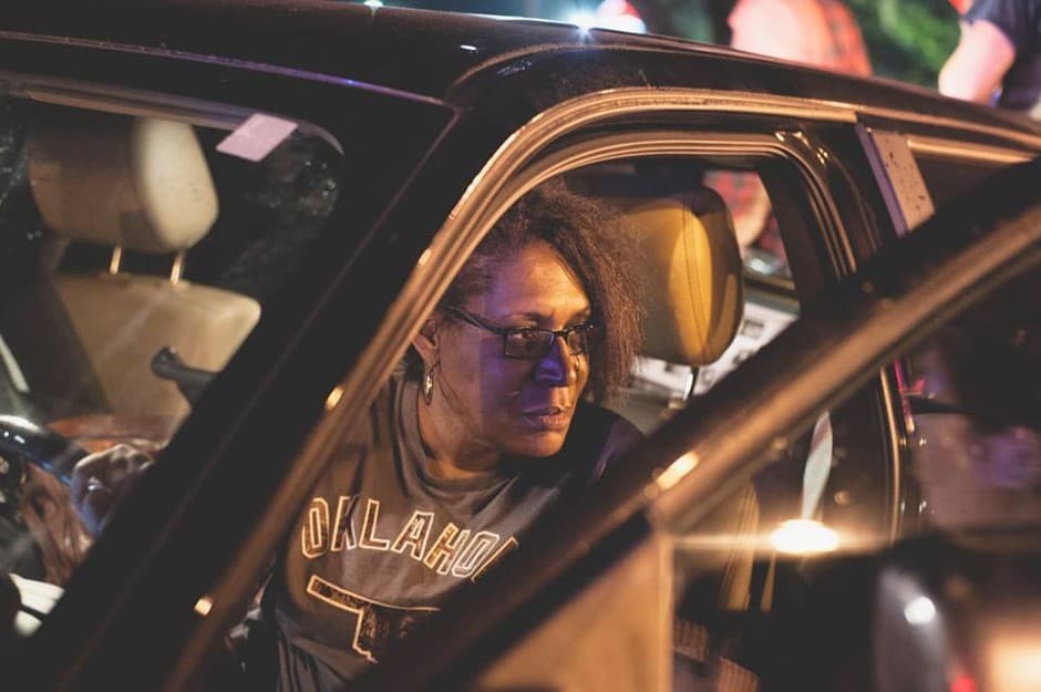 Arlene Barnum, partidaria de un monumento confederado, fue obligada a retirarse después de estar rodeada por oponentes. Los neumáticos de su auto fueron pinchados.