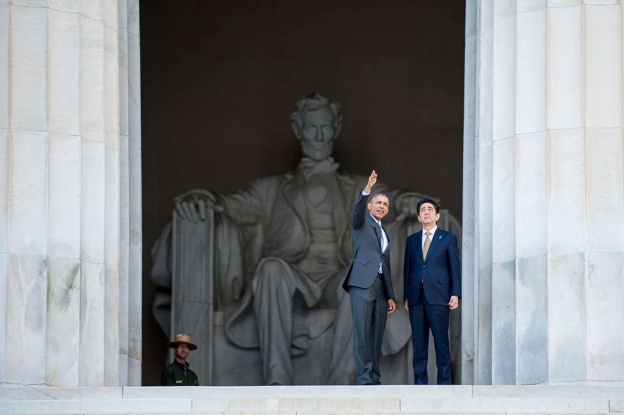 El presidente Obama y el primer ministro de Japón Shinzo Abe, juntos frente al monumento a Abraham Lincoln en Washinton DC el 27 de abril de 2015. La Casa Blanca anunció que a finales de mayo Obama visitará la ciudad japonesa de Hiroshima.