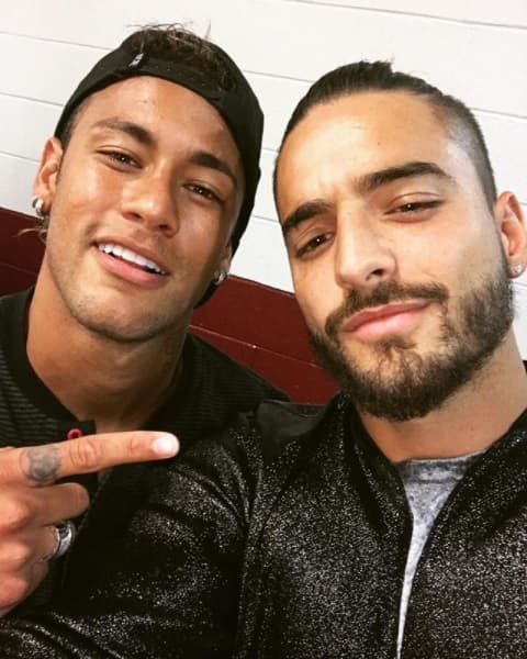 Maluma también es aficionado al fútbol y ha disfrutado de tener la compañía del brasileño Neymar en alguna de sus presentaciones.