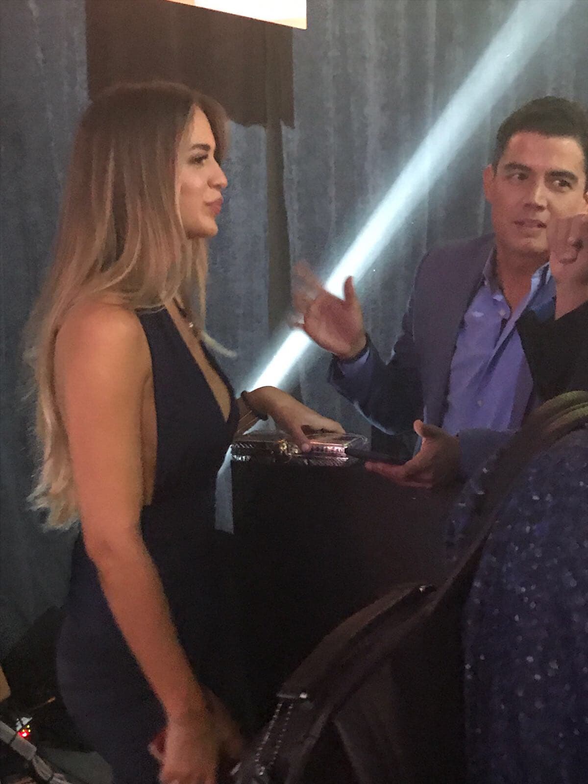 Tras bambalinas, Shannon también fue captada al lado de su amigo Orlando Segura.