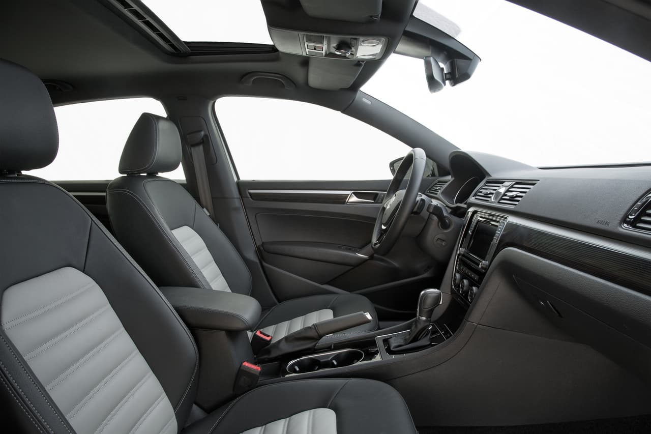 El
<b>interior</b> del
<b>Volkswagen Passat GT</b> muestra una apariencia ciertamente deportiva, con
<b>detalles en fibra de carbono</b> en el panel de instrumentos, y
<b>butacas en dos tonos </b>en gris y negro.