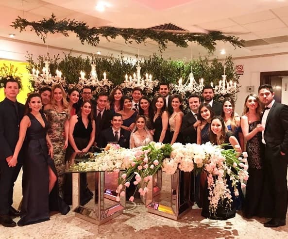 Una foto con algunos de los invitados a la gran celebración.