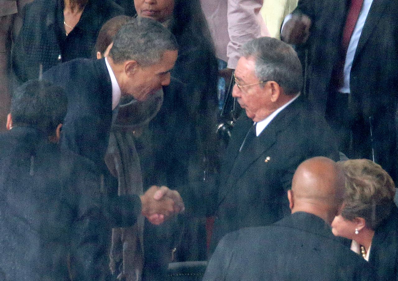 Barack Obama y Raúl Castro se saludan en Johannesburgo, Sudáfrica.