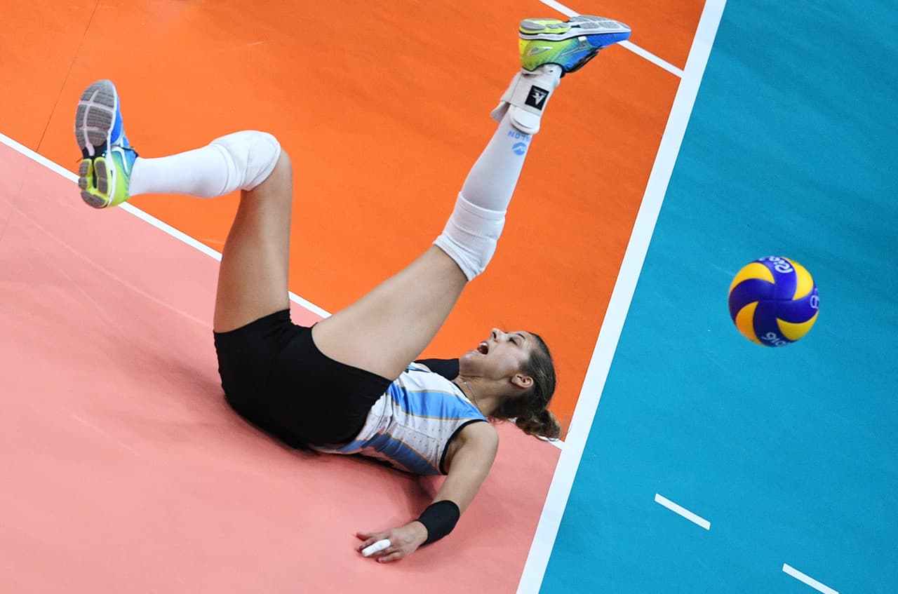 Yael Castiglione (Argentina) cae en partido de Voleibol de su país ante Corea del Sur.