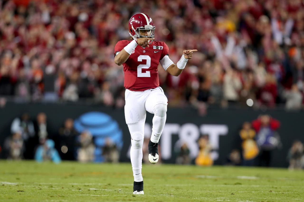 El mariscal de campo Jalen Hurts festeja una de las anotaciones de su compañero Bo durante la primera mitad del juego por el campeonato colegial.