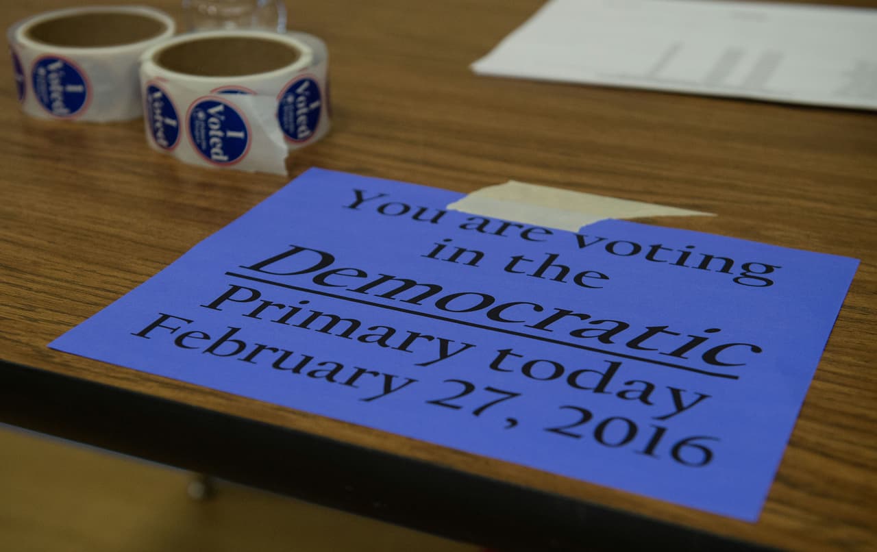 Un letrero muestra la votación que se realiza en Carolina del Sur, antesala del "Súper Martes" el, próximo 1 de marzo. (Foto por Nicholas Kamm, AFP).