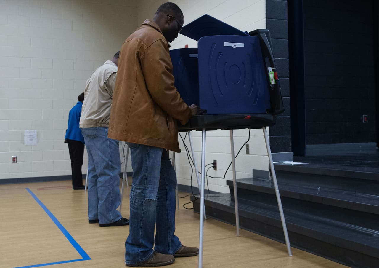 Los votantes eligen de manera individual al aspirante demócrata al que apoyan para la nominación presidencial, después de que Hillary Clinton se alzara con el triunfo en los caucus de Nevada. (Foto por Nicholas Kamm, AFP).