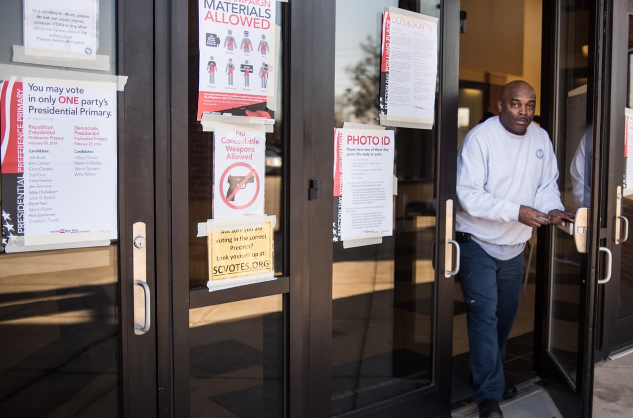 Rodney Wingard sale tras emitir su voto en Lower Richland High School en Columbia. (Foto por Sean Raimundo).