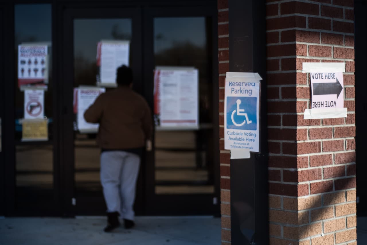 Un votante acude a participar también en Lower Richland. (Foto por Sean Raimundo).