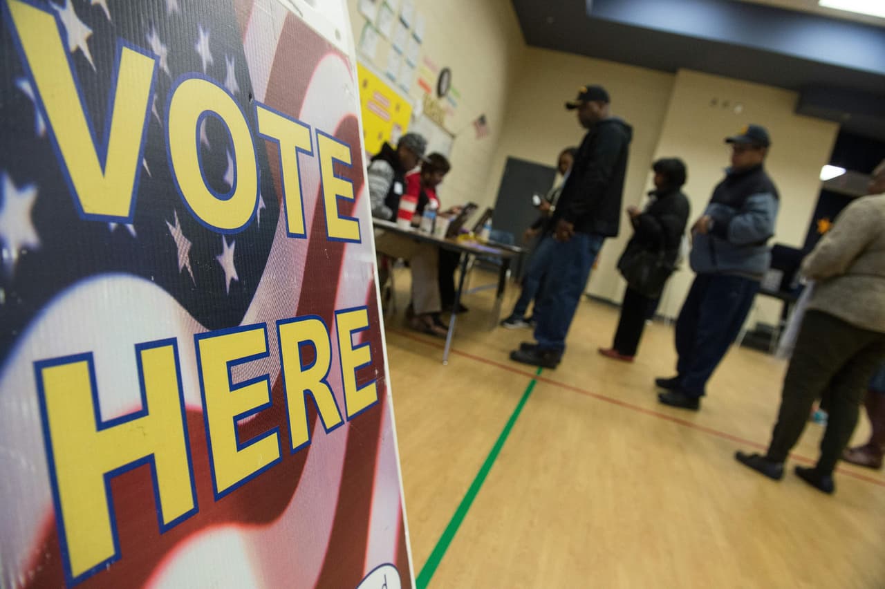 La fila de votantes en Columbia, en un ejercicio que podría ser decisivo para la ex secretaria de Estado, que consiguió el 52.6% de las preferencias frente al 47.3 de Bernie Sanders. (Foto por Nicholas Kamm, AFP).
