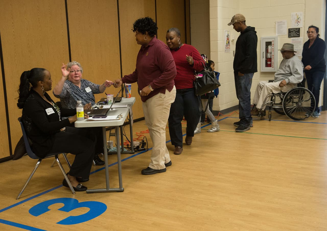 Los trabajadores electorales atienden y dirigen a los participantes. Previo a esta votación, las encuestas marcaban a Hillary Clinton como la favorita con el 58.3% de las preferencias. (Foto por Nicholas Kamm, AFP).