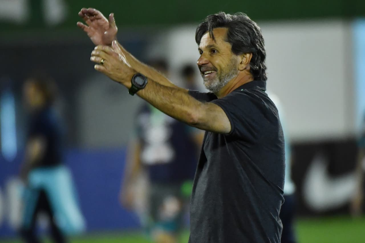 Caio Júnior de 51 años, era el técnico del Chapecoense y se encontraba en su primer año al frente del club. El estratega jugó en Gremio, Internacional entre otros y también dirigió al Flamengo, Palmeiras, Gremio, Botafogo, entre otros.