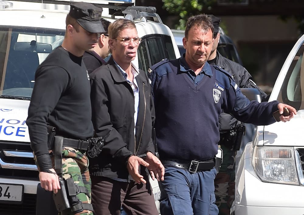 Mustafá reclamara ver a su exesposa e hijos