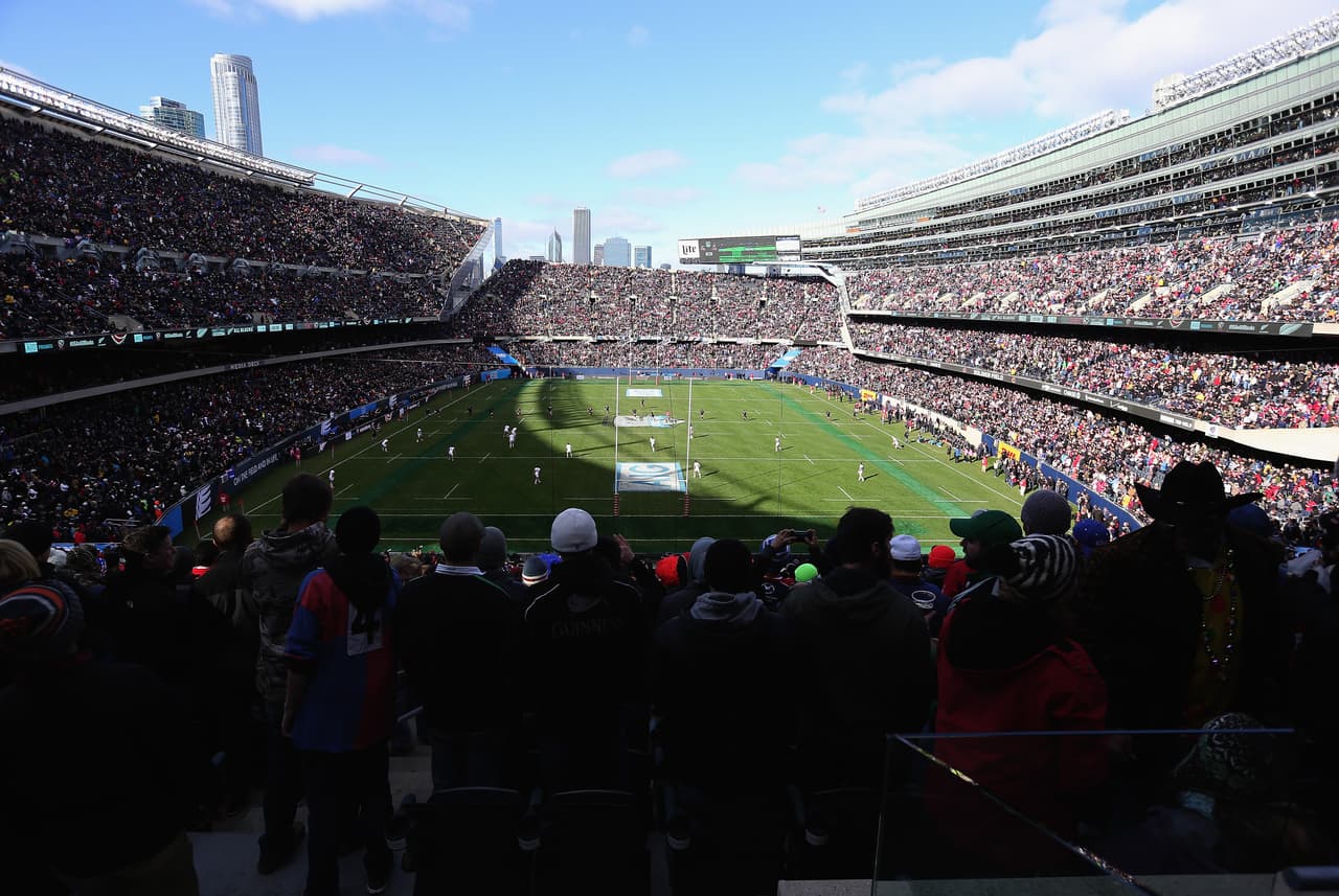 El Soldier Field es de las canchas históricas en los Estados Unidos y tiene una capacidad de 61 mil 500 aficionados. Fue inaugurado el 9 de octubre de 1924 pero en 2003 tuvo una remodelación que costó 632 millones.