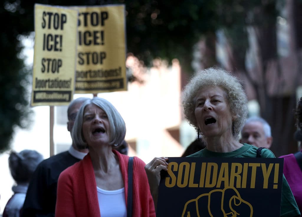 Manifestantes protestan en las afueras de la oficina de ICE en San Francisco, pidiendo la liberación de dos trabajadores inmigrantes detenidos.