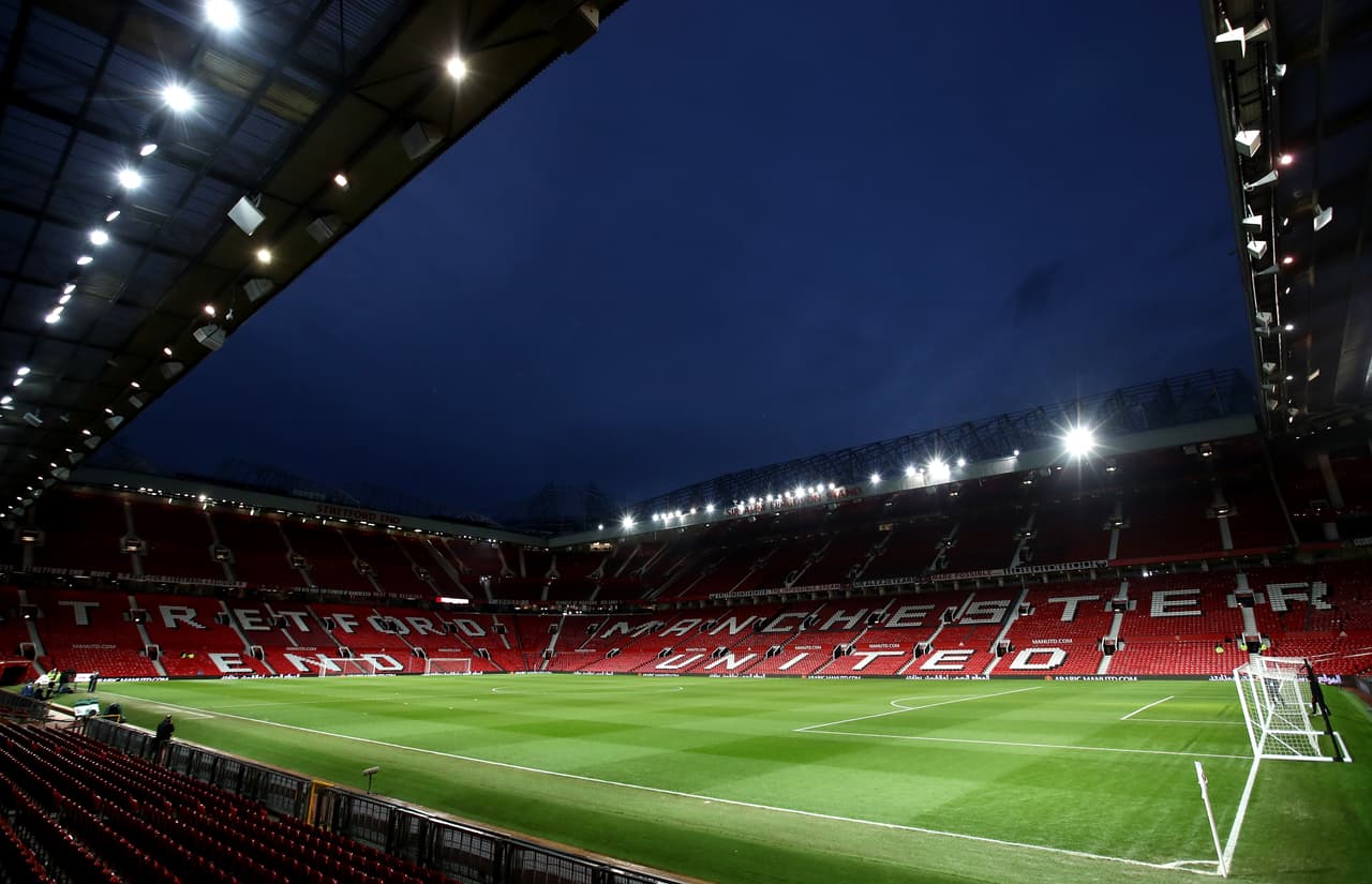 El estadio Old Trafford es uno de los más tradicionales y ha sido testigo de las grandes gestas de Manchester United y de Inglaterra de la mano de Bobby Charlton, que apodó este escenario como el 'Teatro de los sueños'. Tiene aforo de 75 mil personas.