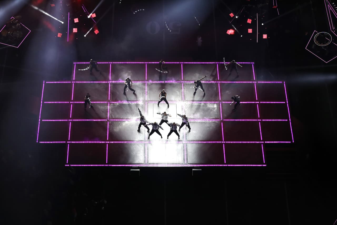 Lady Gaga dio un show en el que bajó desde el techo colgada, dando incluso vueltas sin dejar de cantar. Tras su llegada aérea, le imprimió mucha energía al baile, con una presentación panorámica con coreografía de luces, con referentes al fútbol americano y con una temática dirigida hacia la unidad nacional.