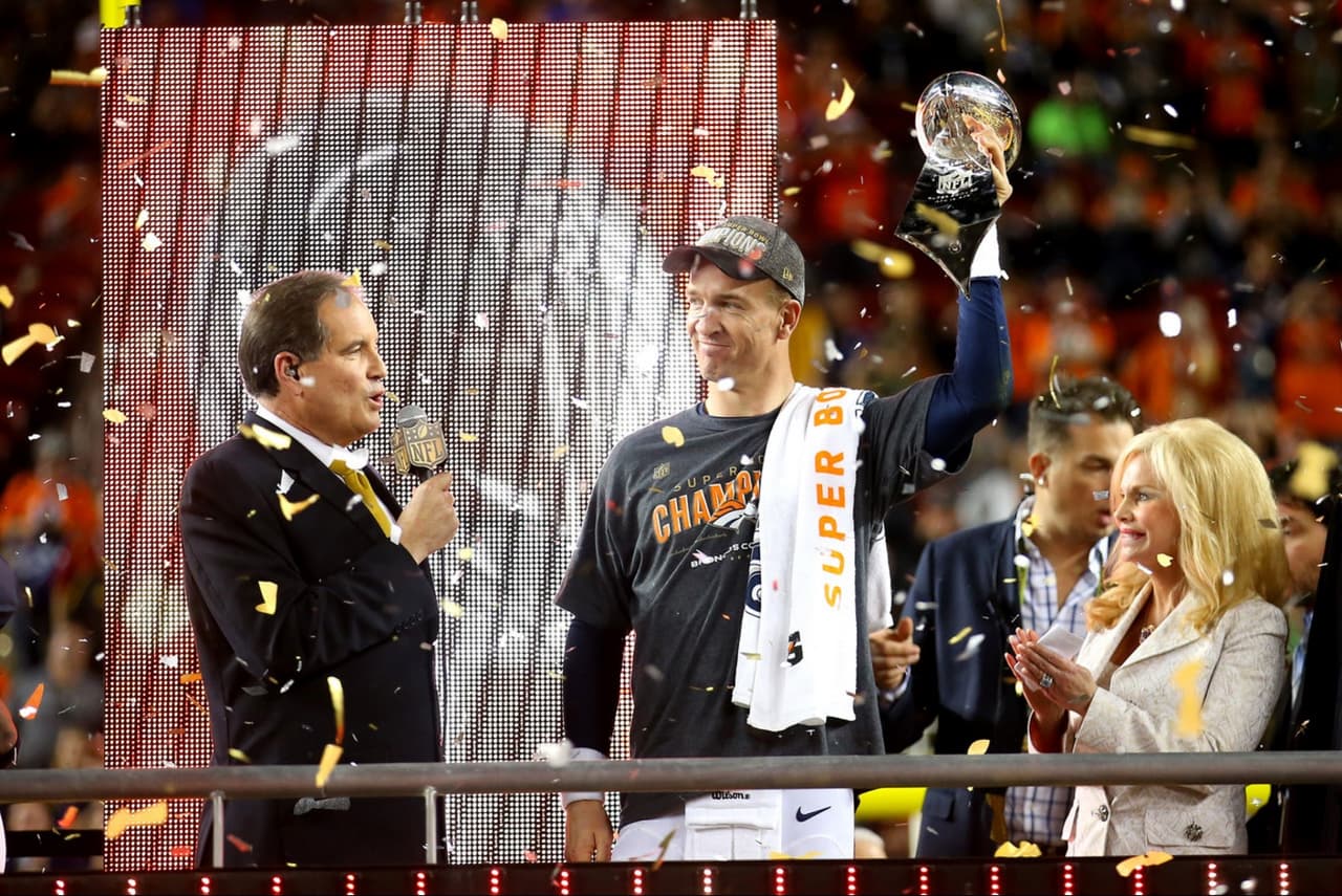 Peyton Manning levantando su segundo trofeo Vince Lombardi en el Super Bowl 50 al ganar a los Carolina Panthers 24-10.