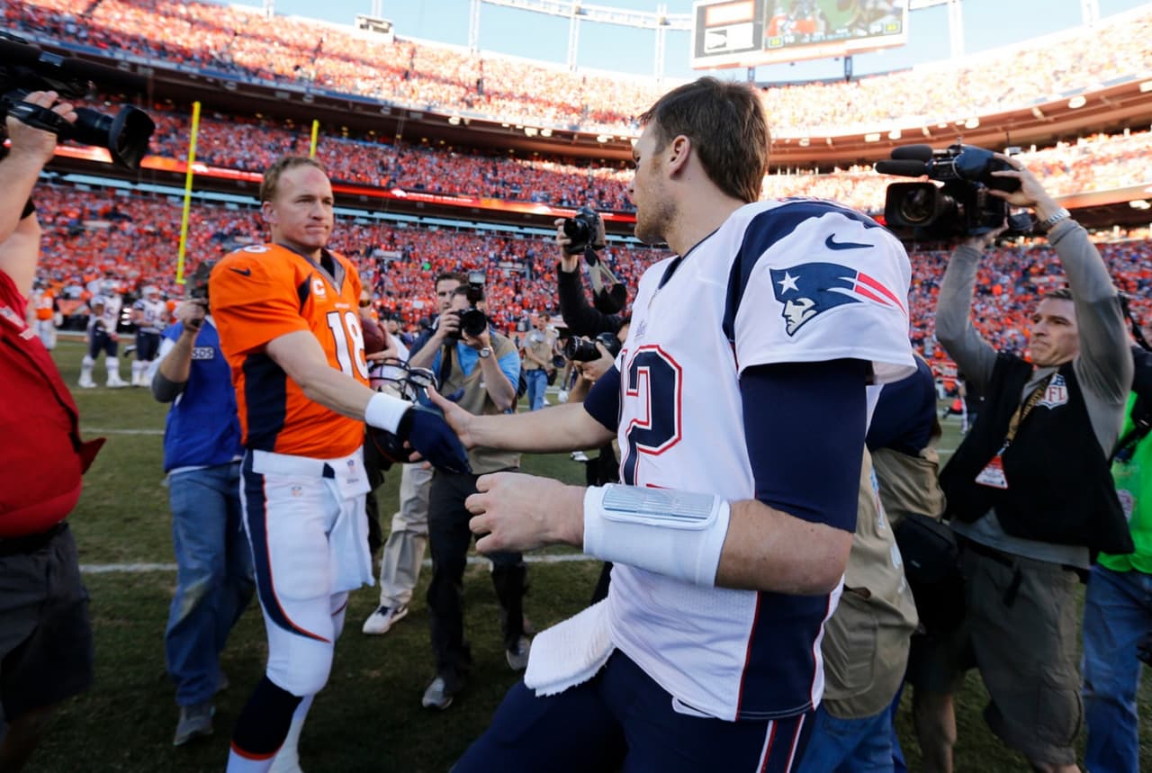 Apretón de manos entre Manning y Tom Brady tras el juego de Campeonato de la AFC en enero del 2014. Los Broncos ganaron 26-16 a los Patriots.