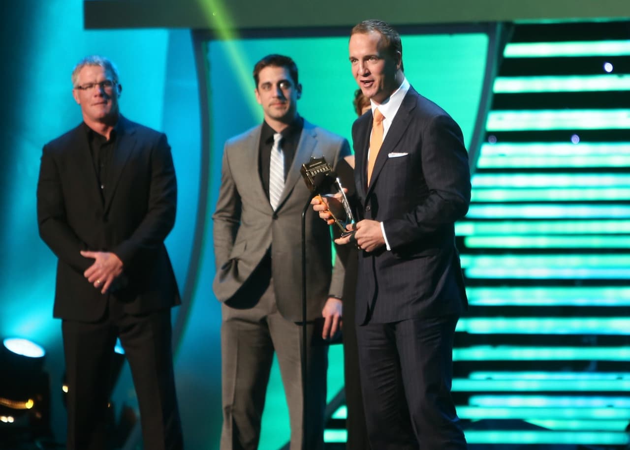 Recibiendo el trofeo AP del Regreso del Año, el 2 de febrero del 2013.