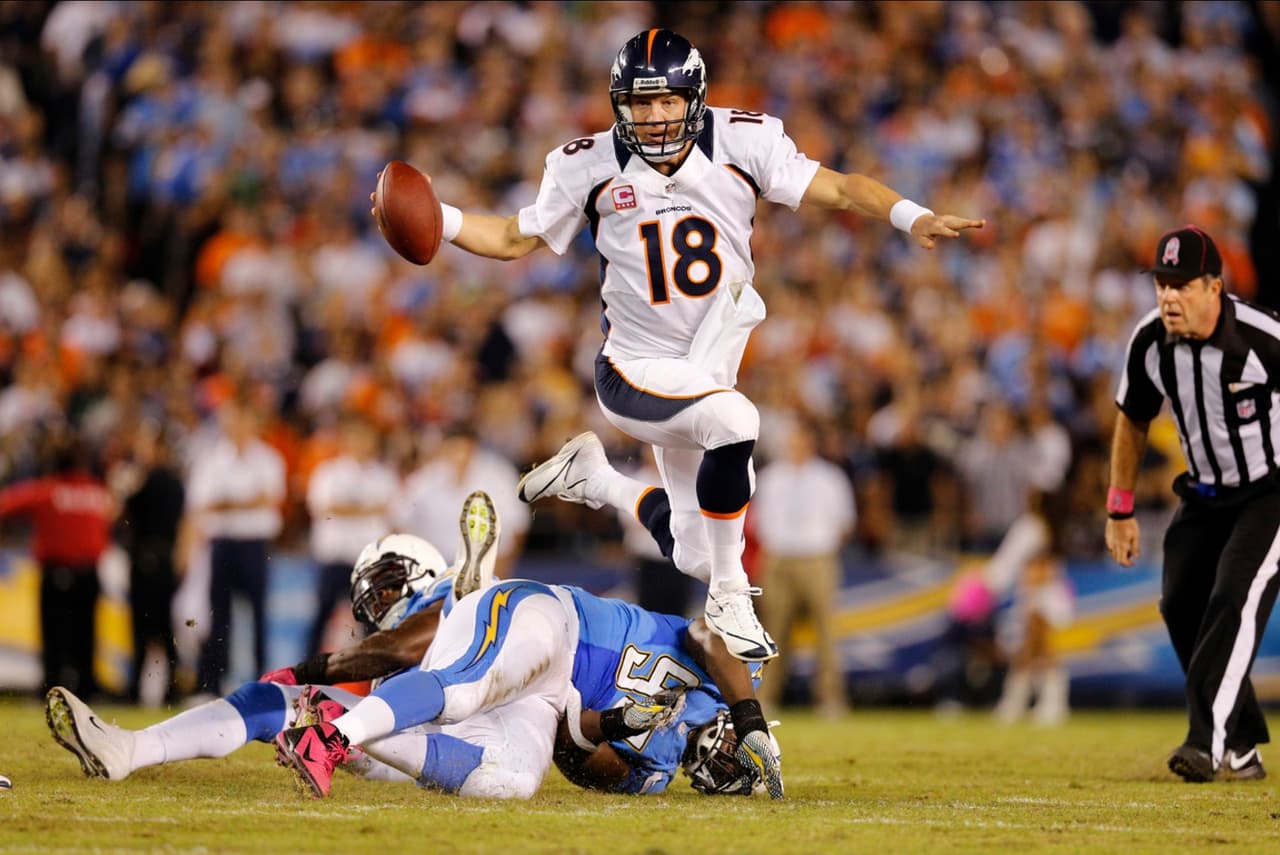 Saltando al ala defensiva de los Chargers, Corey Liuget, el 15 de octubre del 2012. Los Broncos ganaron 35-24.