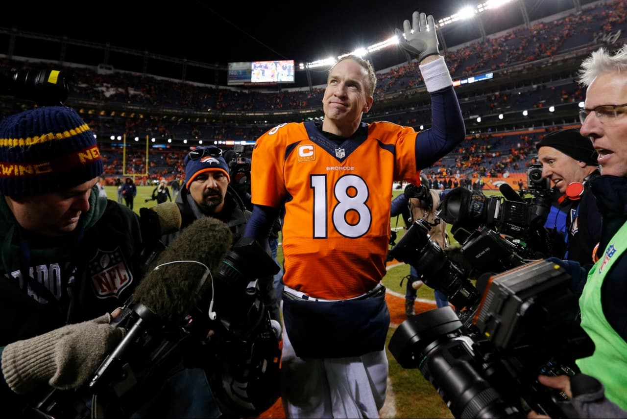 Celebrando el triunfo del juego Divisional ante los Pittsburgh Steelers 23-16.