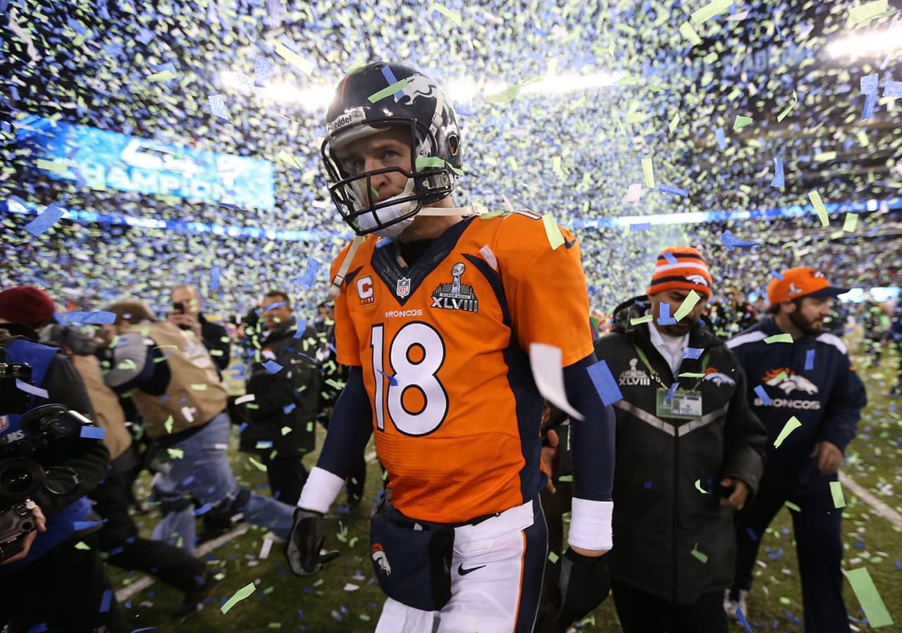 Saliendo del campo tras la derrota de los Broncos ante los Seahawks 43-6 en el Super Bowl XLVIII en el Metlife Stadium el 2 de febrero del 2014.