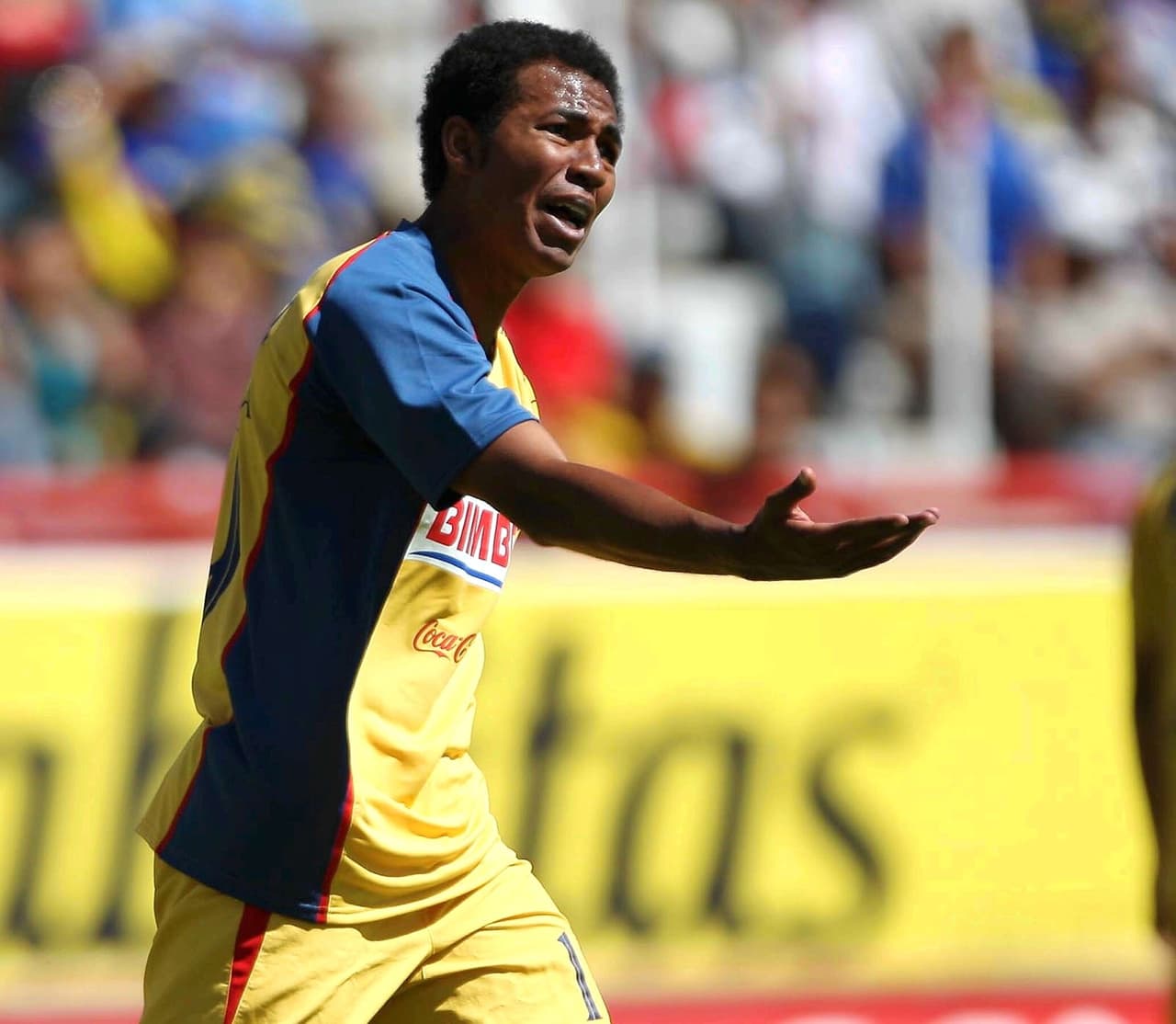 Aunque usted no lo crea, Edoardo Isella sigue en activo, juega en el Halcones de Honduras, pero en el 2000 fue jugador de Chivas y en el 2008 firmó con América.