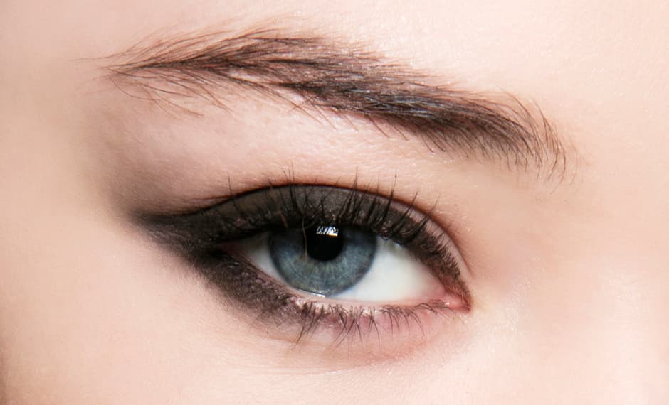 Tu puedes imitar este maquillaje fácilmente. La parte inferior la debes de delinear desde la cornea al rabillo del ojo, y difuminar un poco. La parte superior si la debes de delinear desde el lagrimal hasta la parte exterior. Después debes de agregar un poco de sombra negra y difuminar para hacer ese efecto. Es importante que no lo corras sobre todo el párpado y que lo dejes lo más pegado posible al nacimiento de las pestañas.