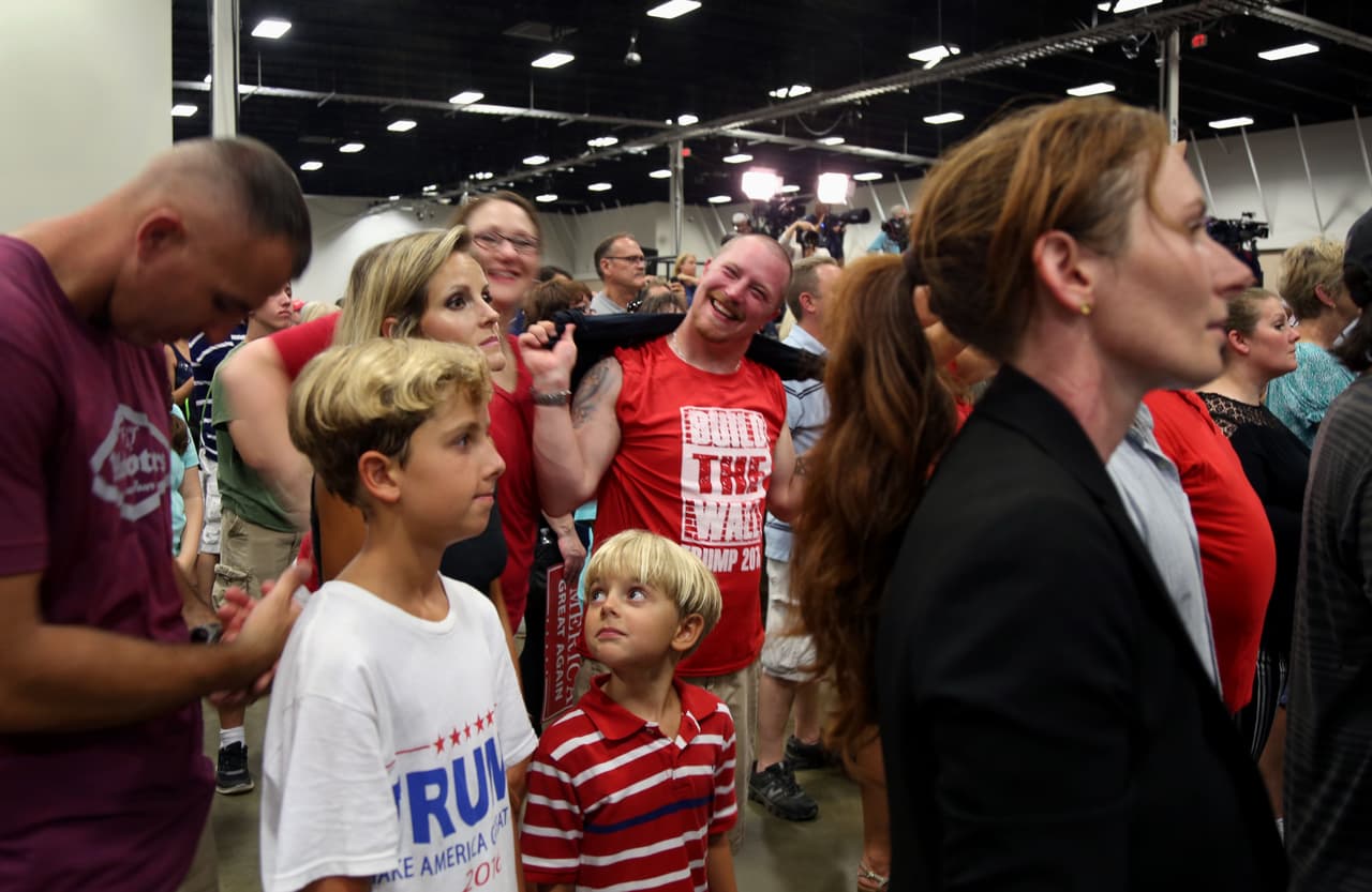 Hunter Reed, 31, de Fredericksburg, Virginia, viste una camiseta en apoyo al muro fronterizo, el 20 de agoto de 2016.