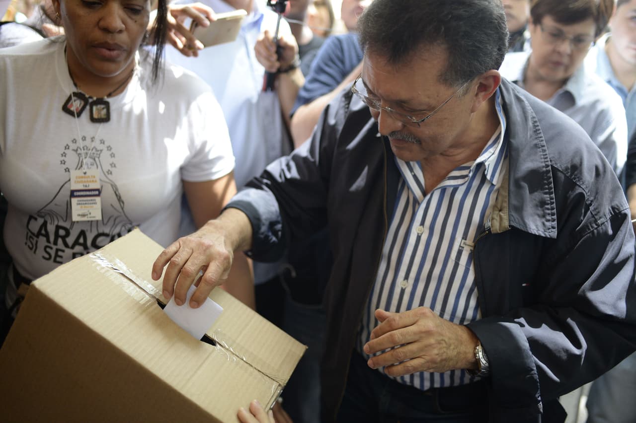 Germán Ferrer, diputado por el Partido Socialista Unido de Venezuela y esposo de la fiscal general, Luisa Ortega Díaz, votó este domingo en la consulta popular opositora. Ambos se han desmarcado del gobierno de Maduro. Ella ha denunciado la ruptura del hilo constitucional en distintas ocasiones, entre ellas cuando el Tribunal Supremo despojó de sus funciones a los diputados de la Asamblea Nacional, de mayoría opositora.