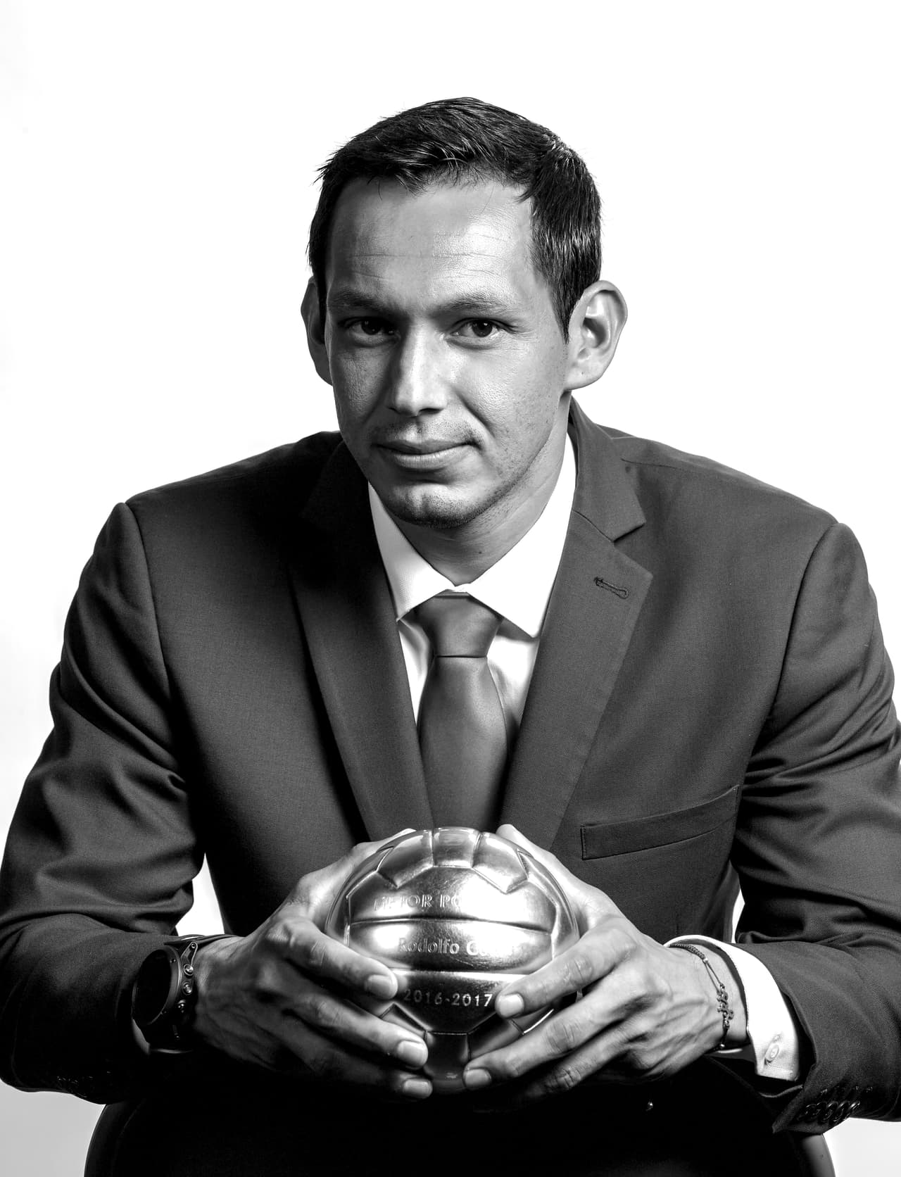 Rodolfo Cota, arquero de las Chivas, recibió el Balón de Oro al mejor portero con el 71 por ciento de las votaciones sobre Nahuel Guzmán, portero de Tigres.