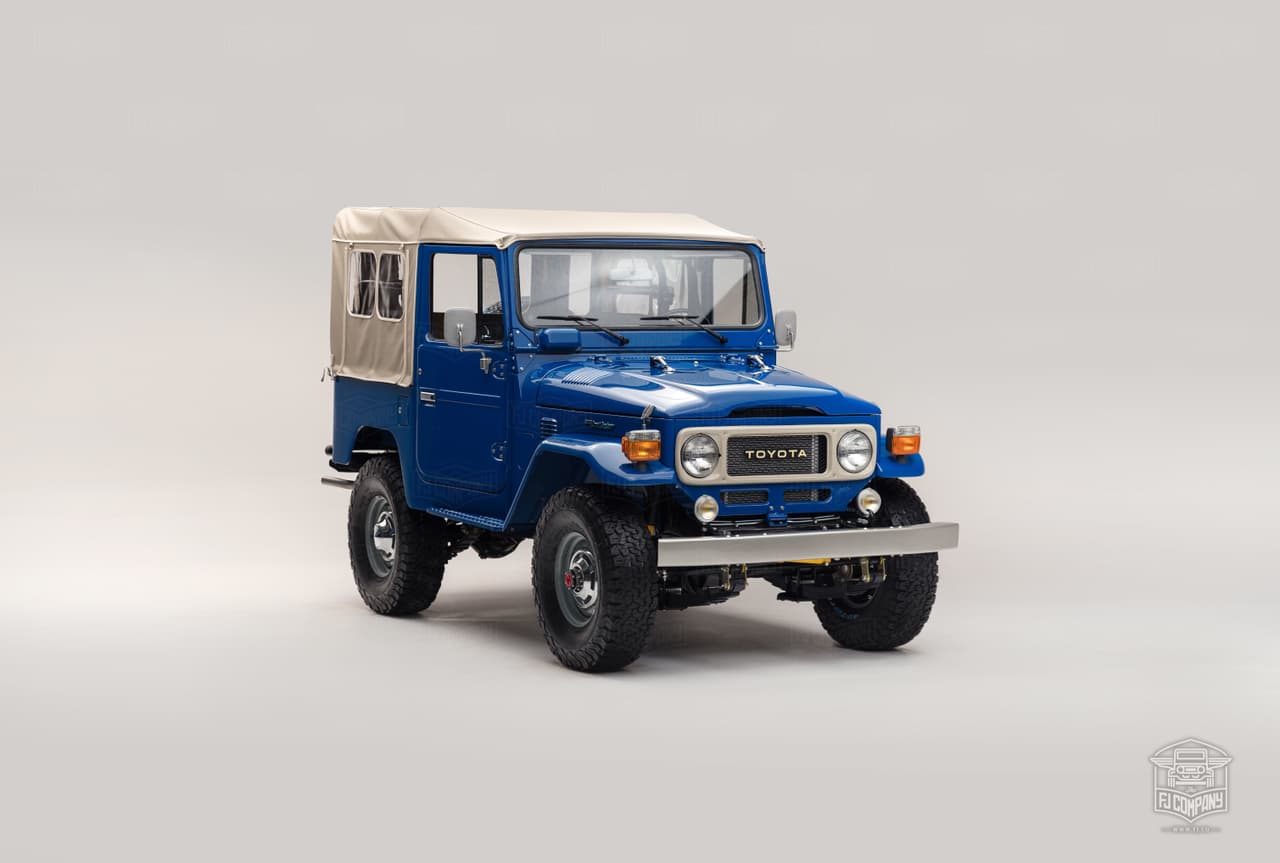 La línea de vehículos todoterreno a la que comúnmente nos referimos como
<b>Toyota FJ40</b>
<b>Land Cruiser </b>salió al mercado inicialmente en 1960 y se construyó por 24 años ininterrumpidos hasta que fue sustituida por la notoriamente más moderna J55 en 1984. Este excelente ejemplar de 1980 fue restaurado por
<b><a href="https://www.fj.co/" target="_blank">The FJ Company</a></b>, una casa de restauración ubicada en la ciudad de Miami, en el estado de Florida dedicada a la preservación y restauración de unidades del Toyota FJ40 Land Cruiser.