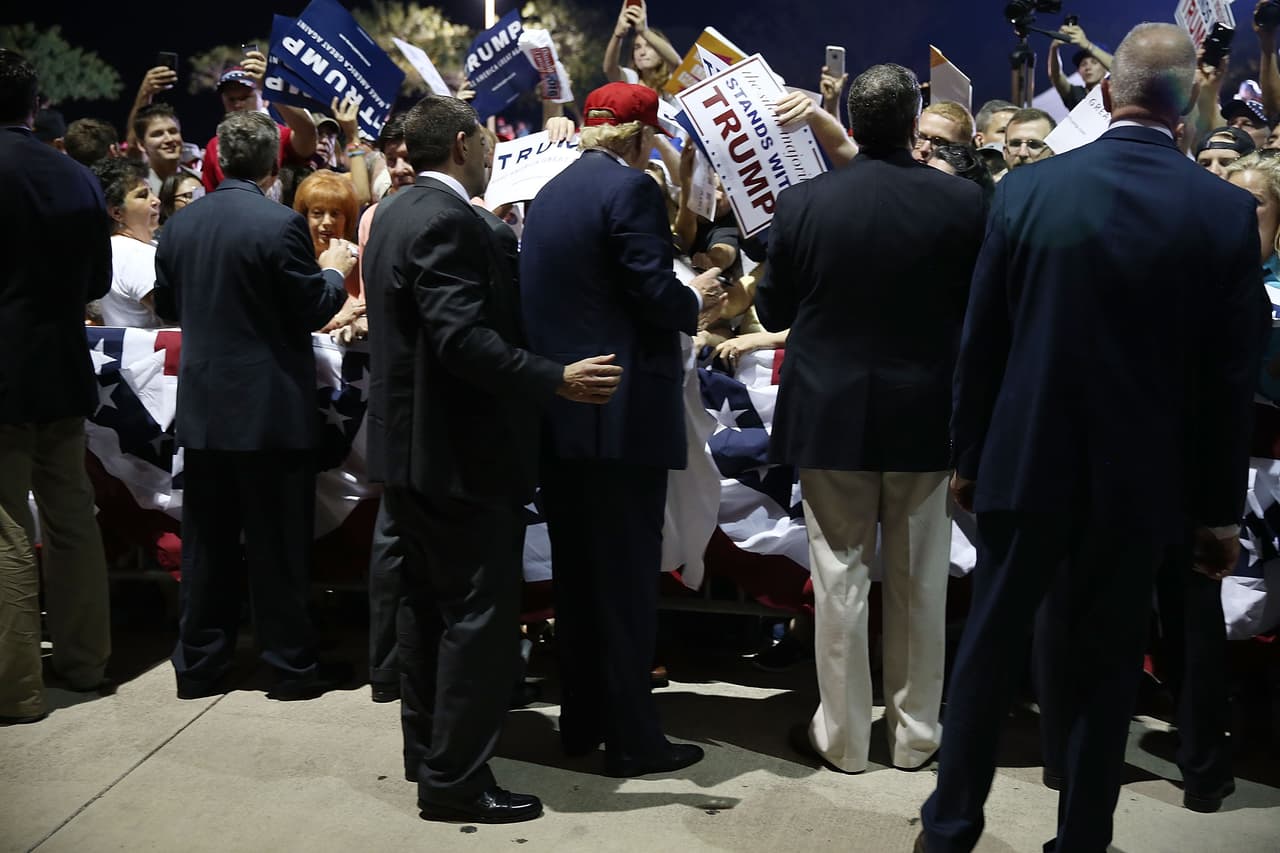 Agentes de seguridad protegen a Trump en Boca Raton, Florida